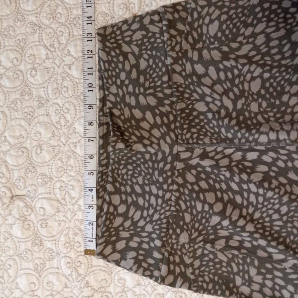 NWT! Lou & Grey Olive Patterned Leggings - Picture 8 of 9